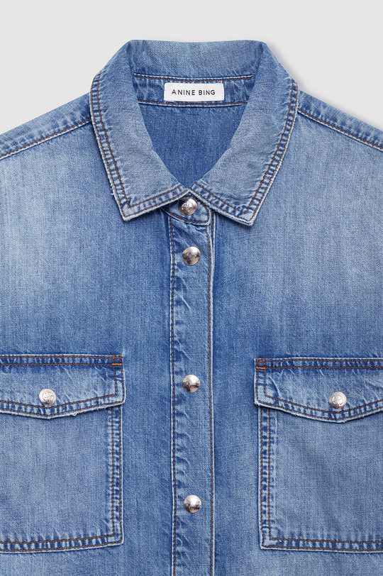 Anine Bing Paxton Shirt i tidal blue – cropped denimskjorte med brede skuldre, brystlommer og trykknapper.