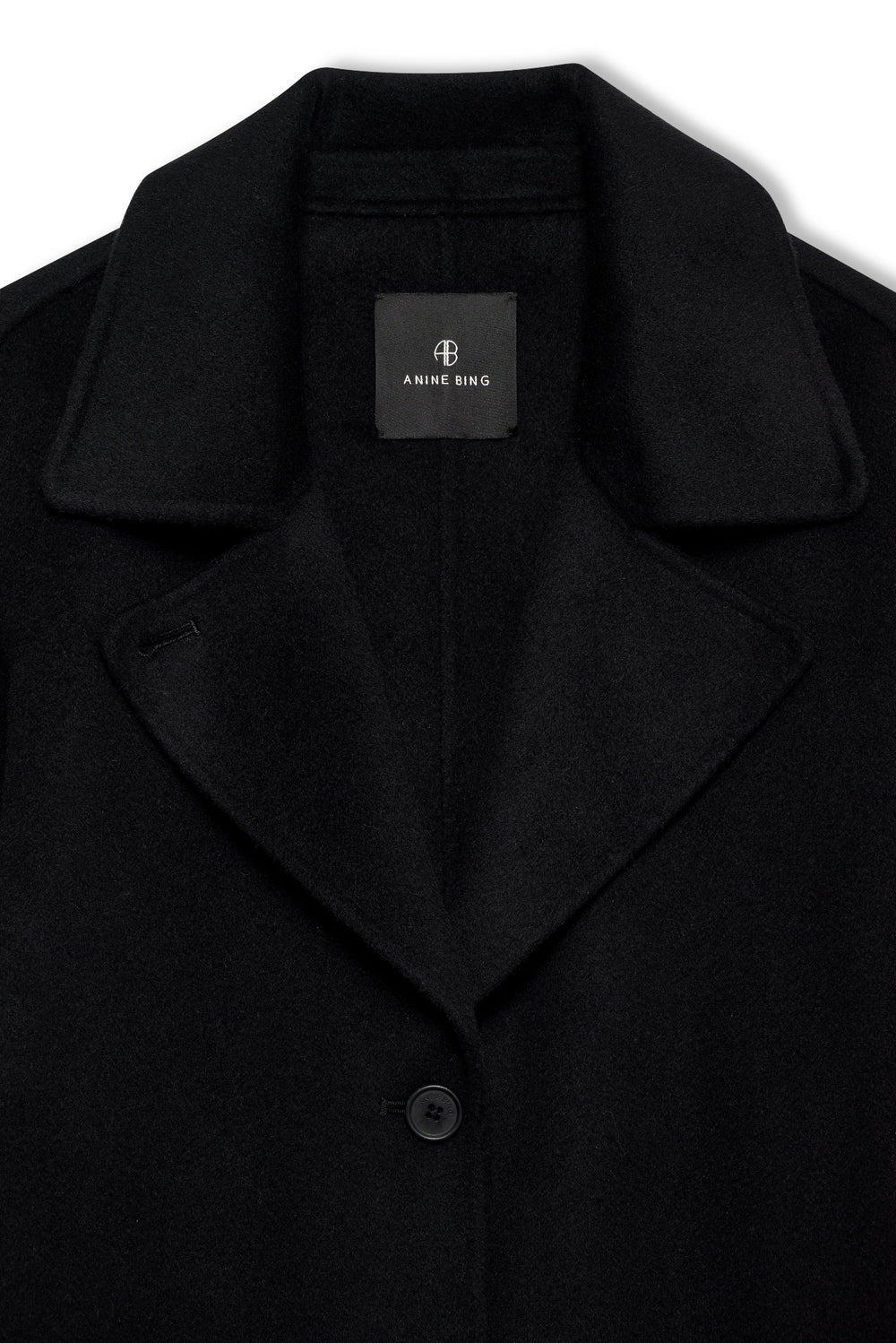 Anine Bing Portia Coat i sort er en oversized frakke i 90 % uld og 10 % cashmere. Let, varm og luksuriøs – et tidløst valg til garderoben.