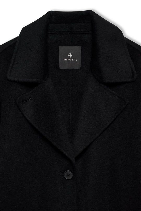 Anine Bing Portia Coat i sort er en oversized frakke i 90 % uld og 10 % cashmere. Let, varm og luksuriøs – et tidløst valg til garderoben.