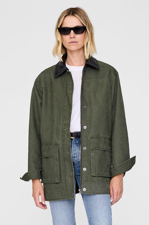 Anine Bing Sean Jacket i army green med oversized pasform, læderlook-krave og fuldt foeret bomuldscanvas. Stilren og funktionel overgangsjakke.