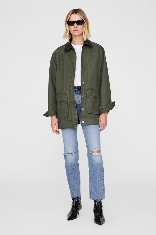 Anine Bing Sean Jacket i army green med oversized pasform, læderlook-krave og fuldt foeret bomuldscanvas. Stilren og funktionel overgangsjakke.