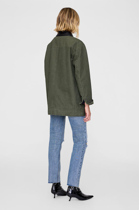 Anine Bing Sean Jacket i army green med oversized pasform, læderlook-krave og fuldt foeret bomuldscanvas. Stilren og funktionel overgangsjakke.