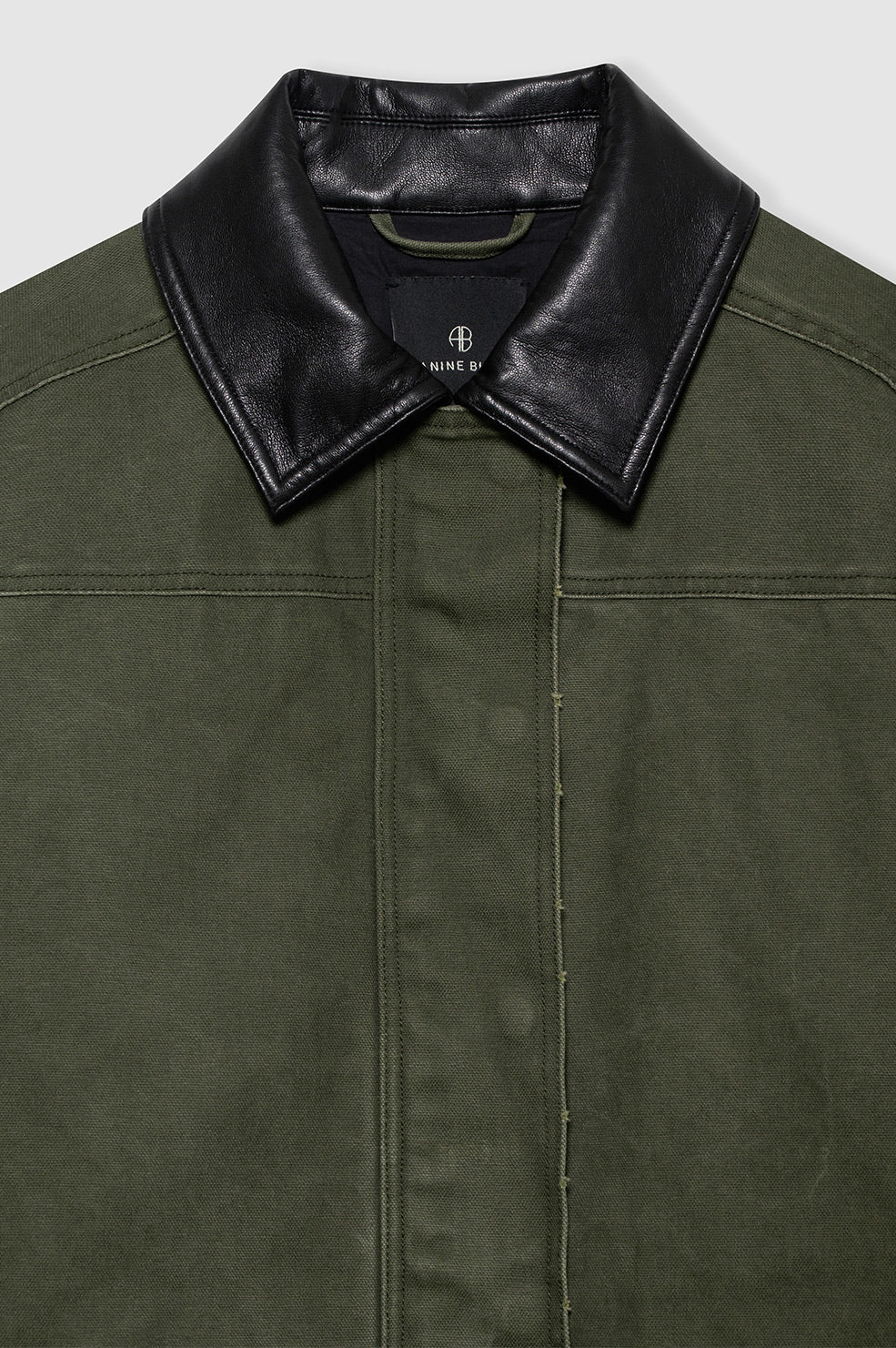 Anine Bing Sean Jacket i army green med oversized pasform, læderlook-krave og fuldt foeret bomuldscanvas. Stilren og funktionel overgangsjakke.