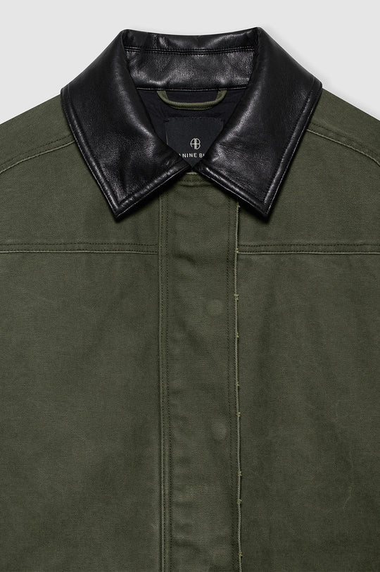 Anine Bing Sean Jacket i army green med oversized pasform, læderlook-krave og fuldt foeret bomuldscanvas. Stilren og funktionel overgangsjakke.