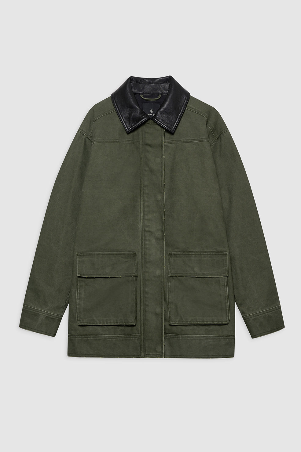Anine Bing Sean Jacket i army green med oversized pasform, læderlook-krave og fuldt foeret bomuldscanvas. Stilren og funktionel overgangsjakke.