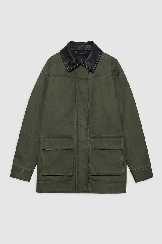 Anine Bing Sean Jacket i army green med oversized pasform, læderlook-krave og fuldt foeret bomuldscanvas. Stilren og funktionel overgangsjakke.