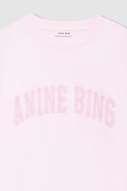 Anine Bing Spencer Sweatshirt i powder pink – cropped og boxy sweatshirt i bomulds French terry med tekstureret ANINE BING-logo på brystet.
