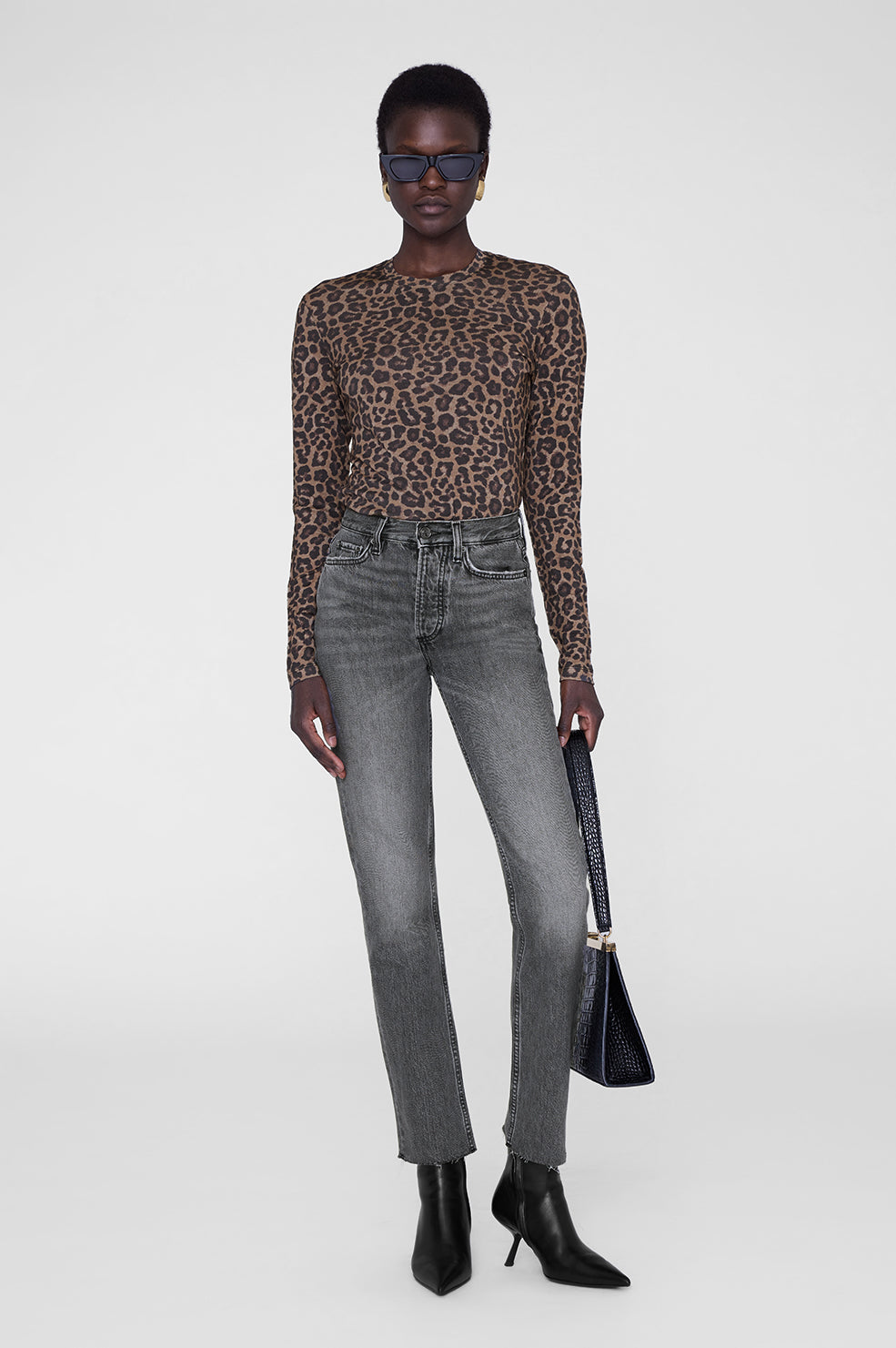 Anine Bing Sylvie Long Sleeve Tee i black and brown leopard – tætsiddende langærmet bluse i fin, let gennemsigtig jersey af uld og Tencel.
