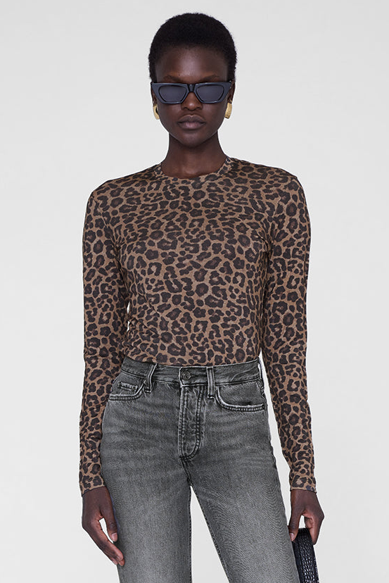 Anine Bing Sylvie Long Sleeve Tee i black and brown leopard – tætsiddende langærmet bluse i fin, let gennemsigtig jersey af uld og Tencel.
