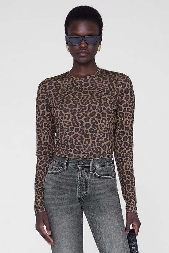 Anine Bing Sylvie Long Sleeve Tee i black and brown leopard – tætsiddende langærmet bluse i fin, let gennemsigtig jersey af uld og Tencel.
