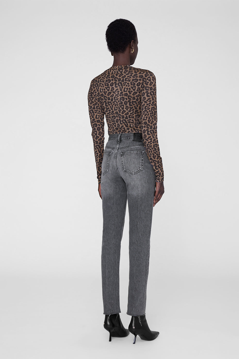 Anine Bing Sylvie Long Sleeve Tee i black and brown leopard – tætsiddende langærmet bluse i fin, let gennemsigtig jersey af uld og Tencel.
