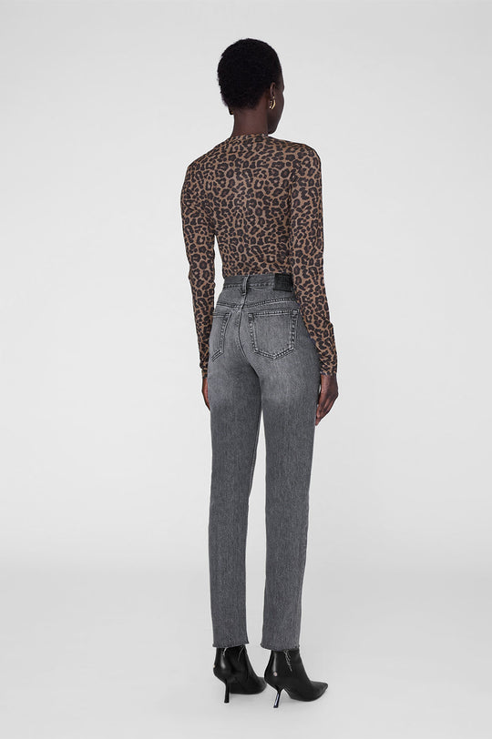Anine Bing Sylvie Long Sleeve Tee i black and brown leopard – tætsiddende langærmet bluse i fin, let gennemsigtig jersey af uld og Tencel.
