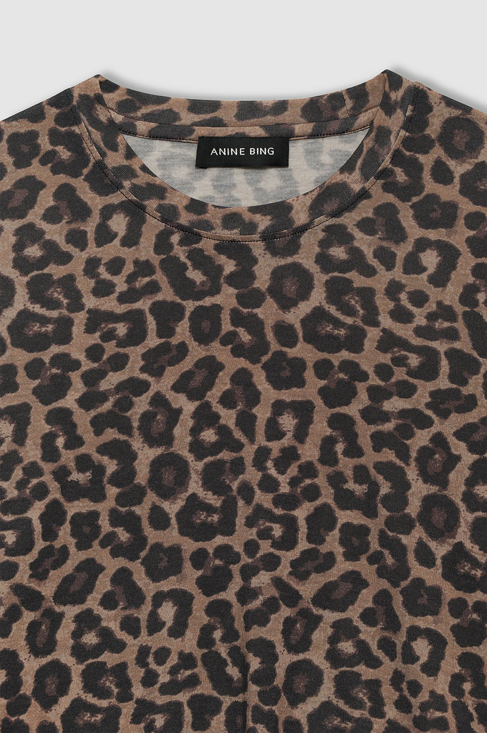 Anine Bing Sylvie Long Sleeve Tee i black and brown leopard – tætsiddende langærmet bluse i fin, let gennemsigtig jersey af uld og Tencel.
