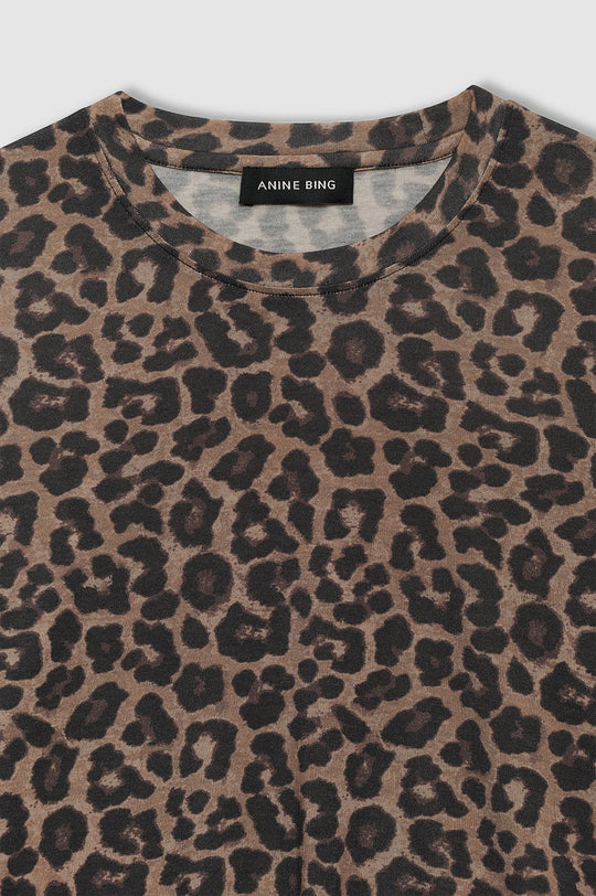 Anine Bing Sylvie Long Sleeve Tee i black and brown leopard – tætsiddende langærmet bluse i fin, let gennemsigtig jersey af uld og Tencel.
