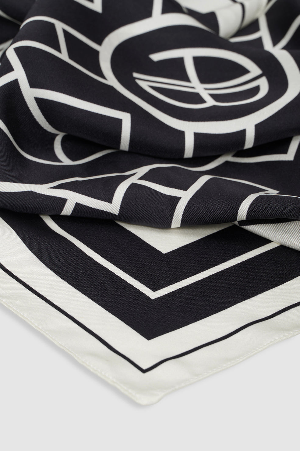 Anine Bing York Scarf AB silketørklæde med monogramprint.