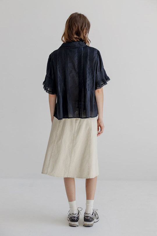 Project AJ117 Gail bluse i sort med flæser og blondedetaljer i let voile.