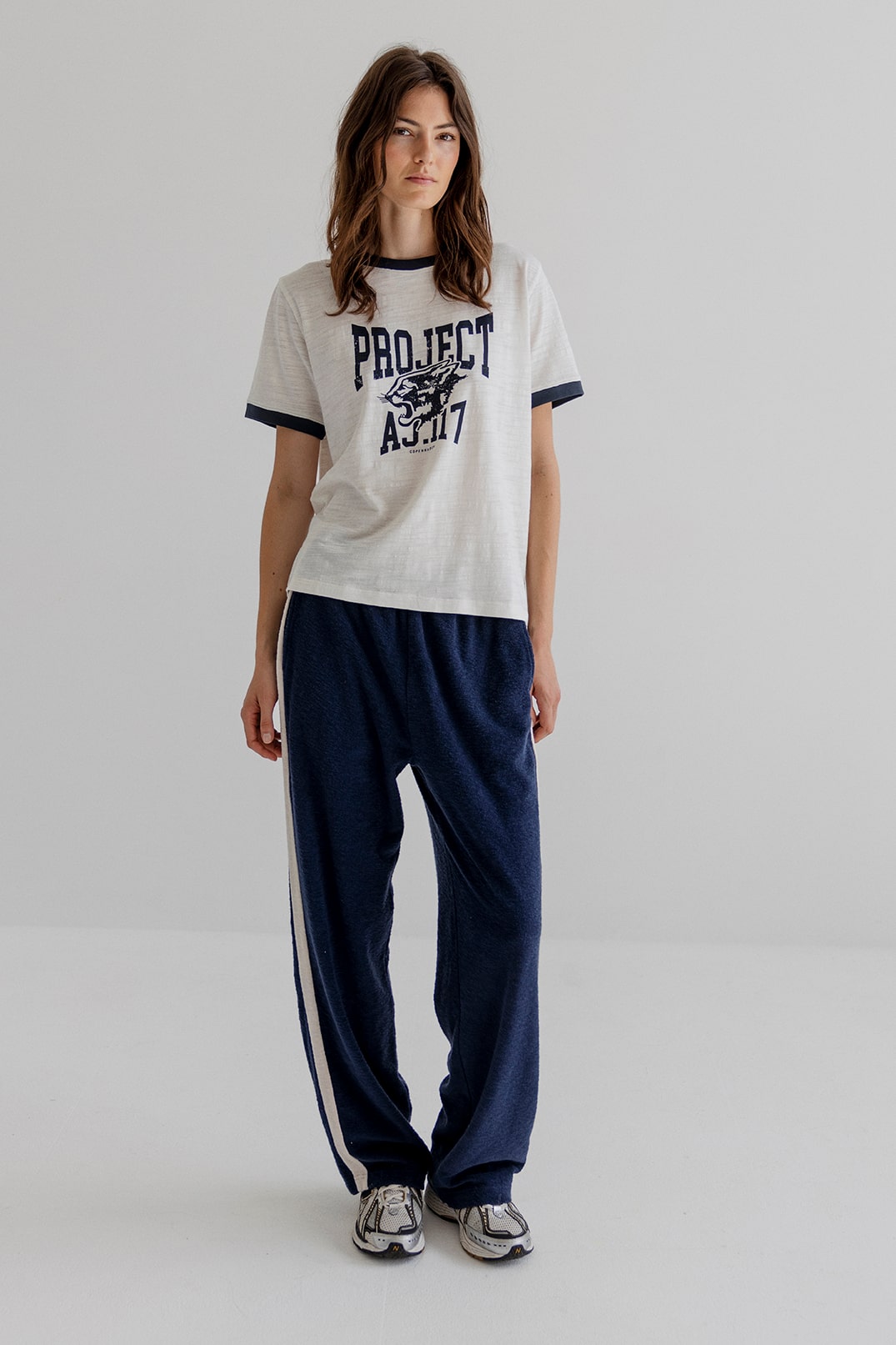 Project AJ117 Cara T-shirt i hvid med logo print og kontrast ribkanter.