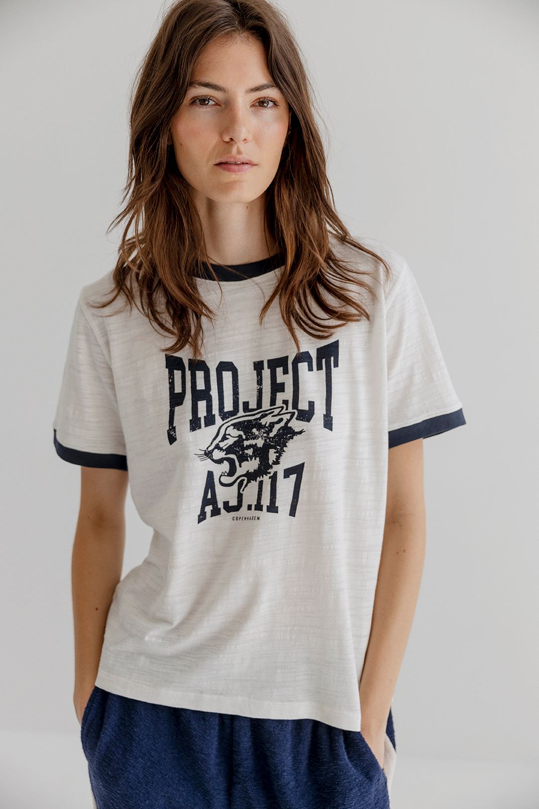Project AJ117 Cara T-shirt i hvid med logo print og kontrast ribkanter.