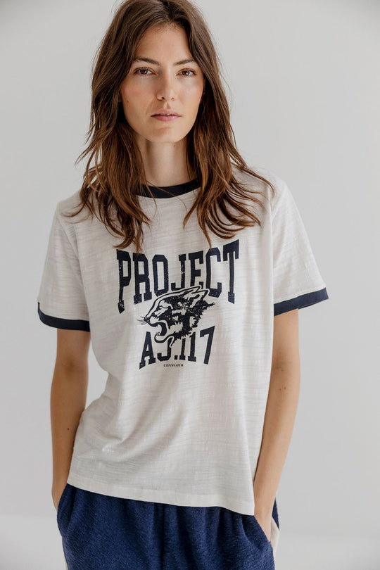 Project AJ117 Cara T-shirt i hvid med logo print og kontrast ribkanter.