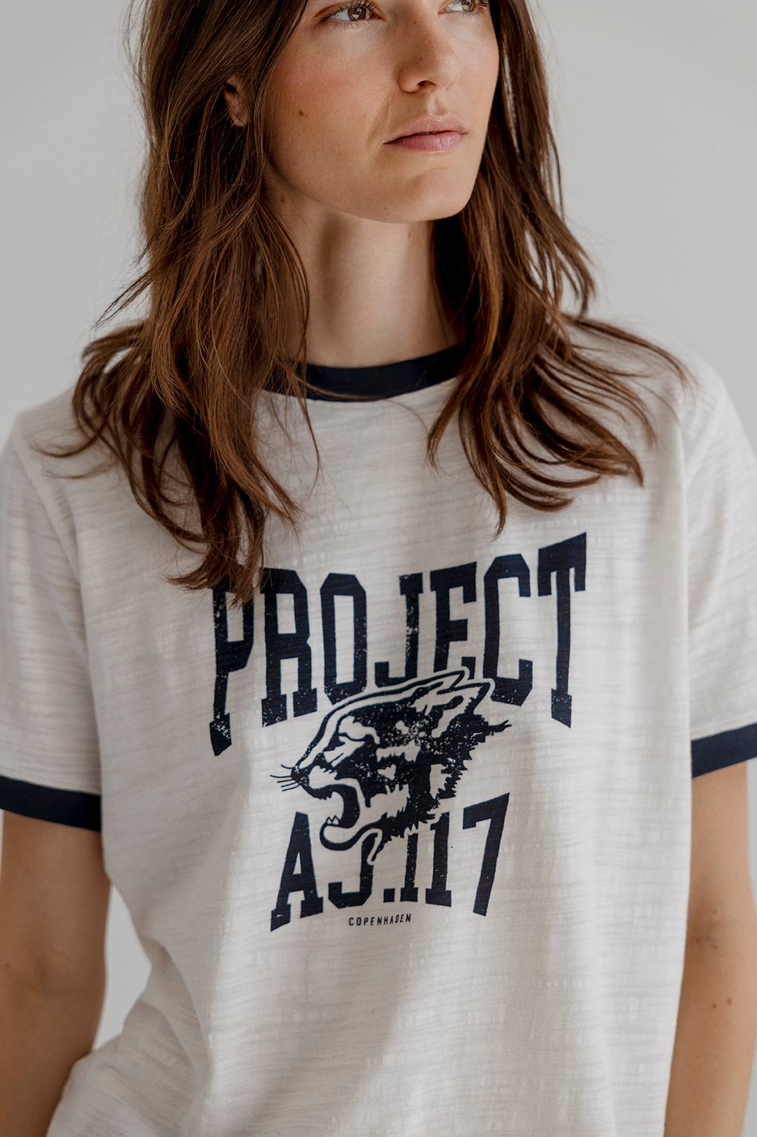 Project AJ117 Cara T-shirt i hvid med logo print og kontrast ribkanter.