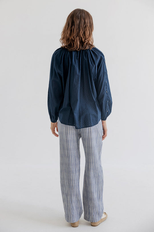 Project AJ117 Mea bukser i indigo striber med elastisk talje og afslappet pasform.