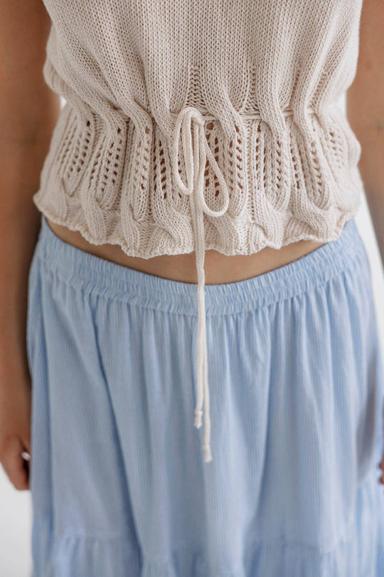 Project AJ117 Vaka striktop i CHALK med cropped pasform og bindebånd.