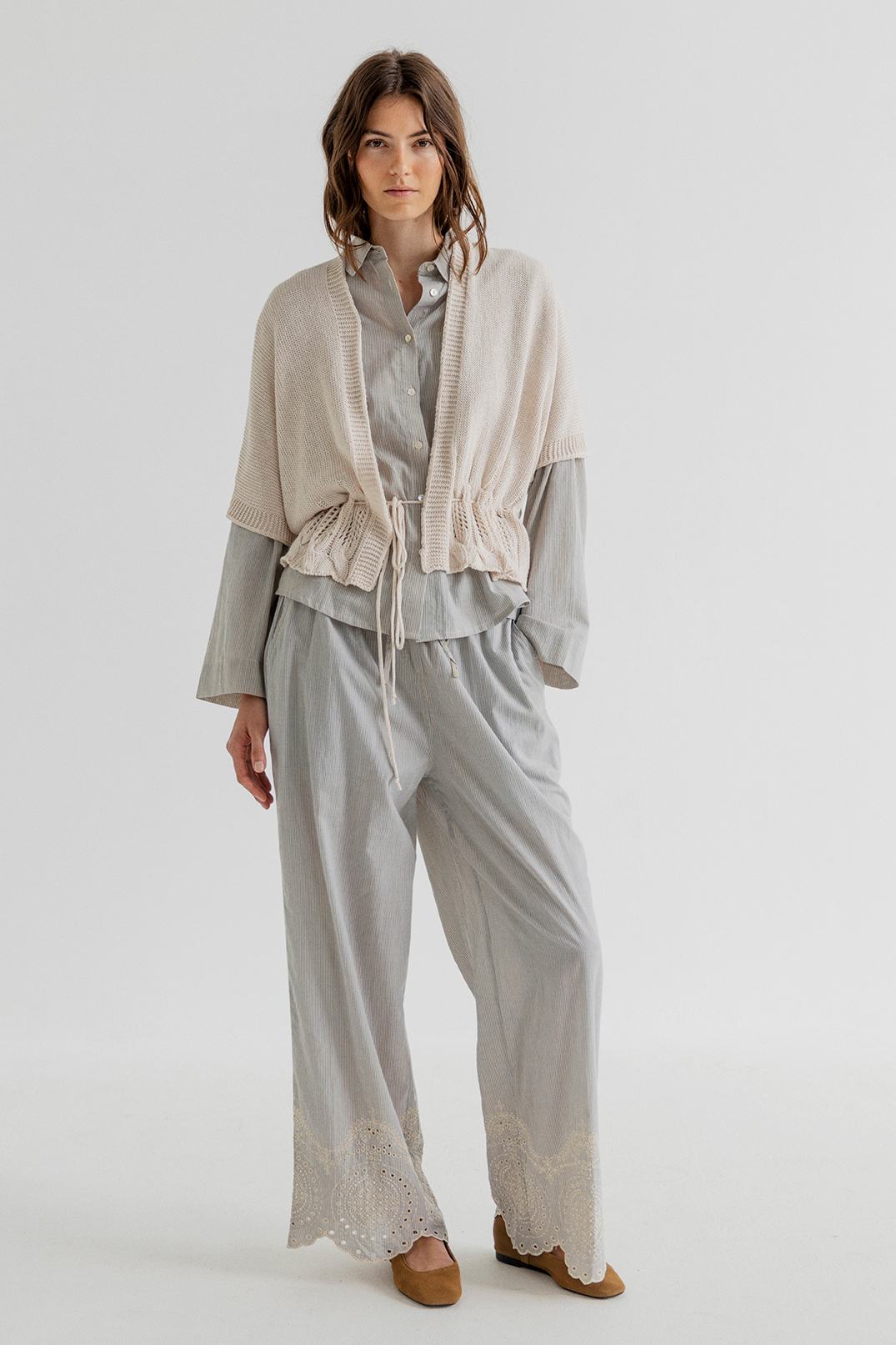 Project AJ117 cardigan i CHALK med kort ærme og feminin pasform 