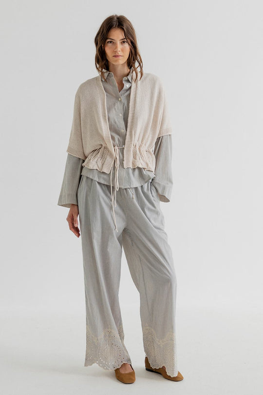 Project AJ117 cardigan i CHALK med kort ærme og feminin pasform 