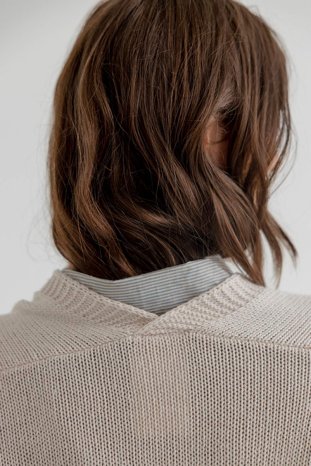 Project AJ117 cardigan i CHALK med kort ærme og feminin pasform 