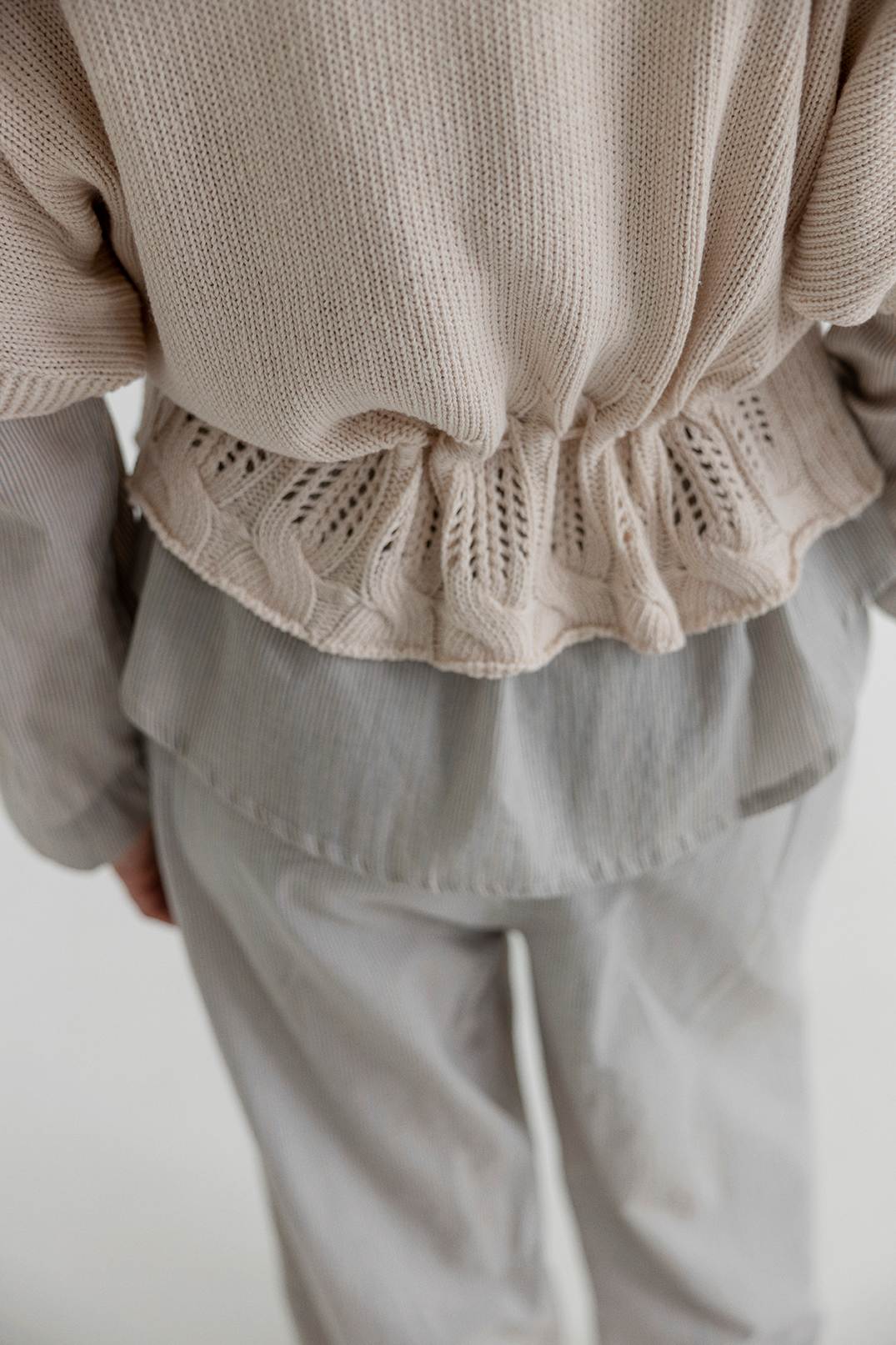 Project AJ117 cardigan i CHALK med kort ærme og feminin pasform 