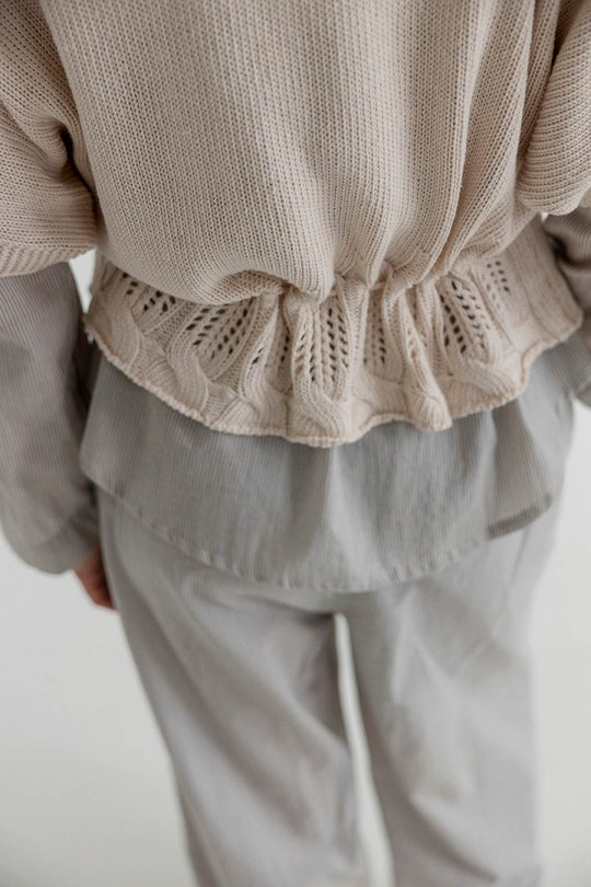 Project AJ117 cardigan i CHALK med kort ærme og feminin pasform 