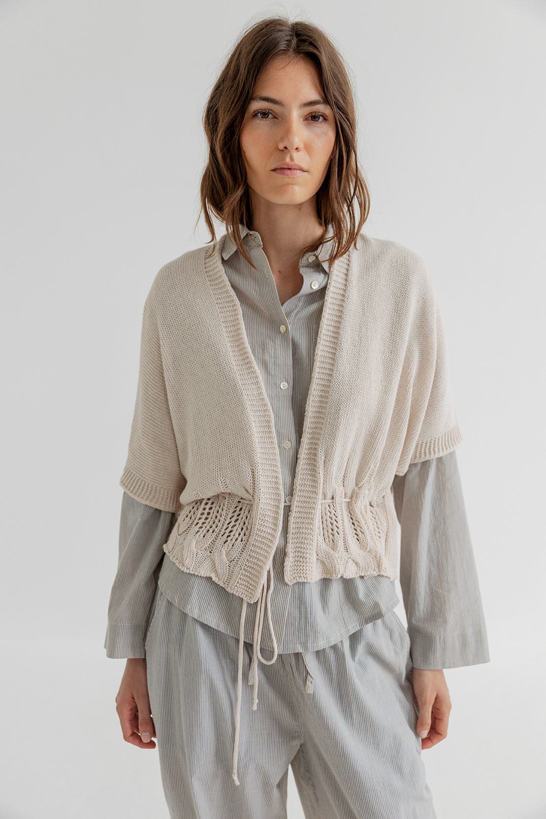 Project AJ117 cardigan i CHALK med kort ærme og feminin pasform 