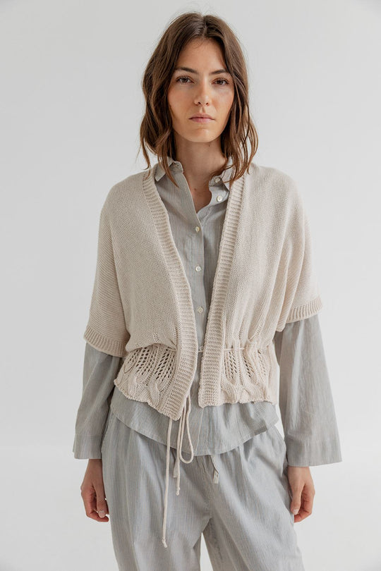 Project AJ117 cardigan i CHALK med kort ærme og feminin pasform 