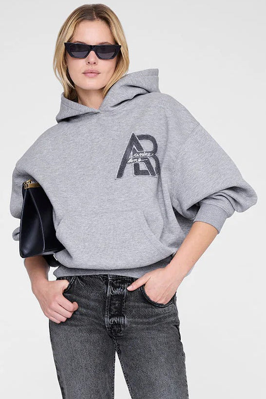 ANINE BING Jaci Hoodie Letterman i medium heather grey, oversized hættetrøje i 100% bomuld med sporty Letterman-print.