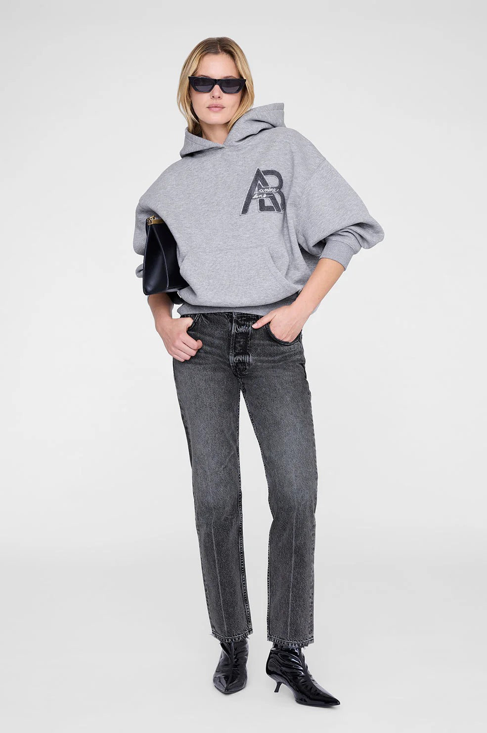 ANINE BING Jaci Hoodie Letterman i medium heather grey, oversized hættetrøje i 100% bomuld med sporty Letterman-print.