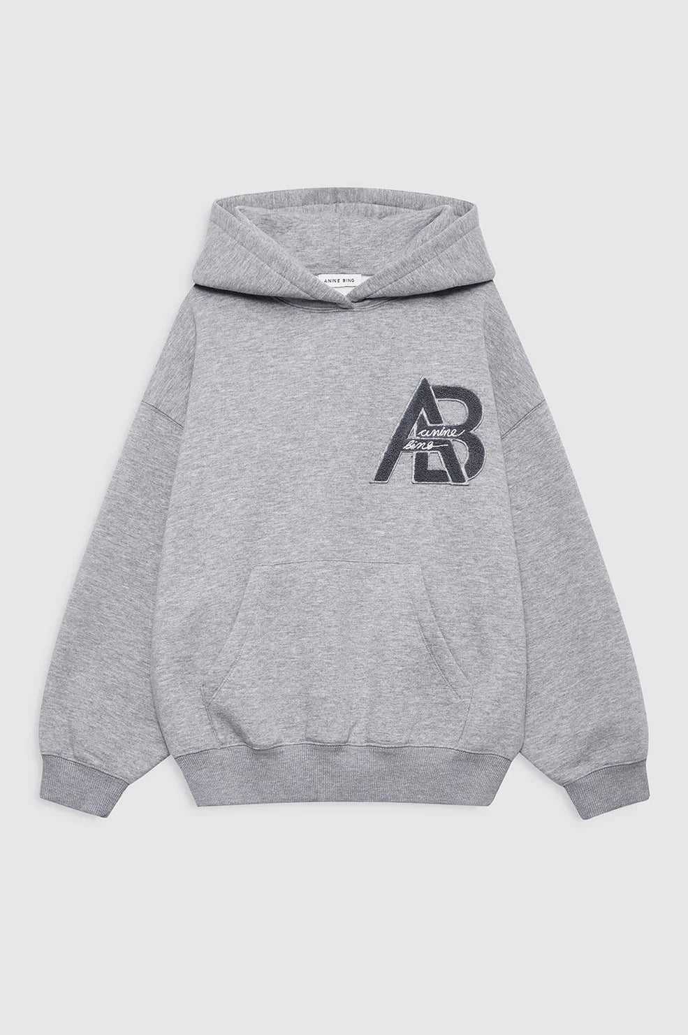 ANINE BING Jaci Hoodie Letterman i medium heather grey, oversized hættetrøje i 100% bomuld med sporty Letterman-print.