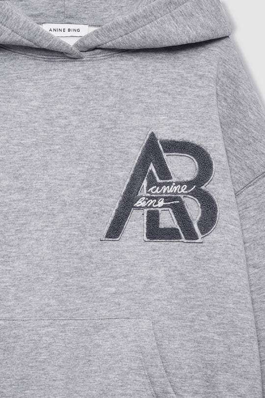 ANINE BING Jaci Hoodie Letterman i medium heather grey, oversized hættetrøje i 100% bomuld med sporty Letterman-print.