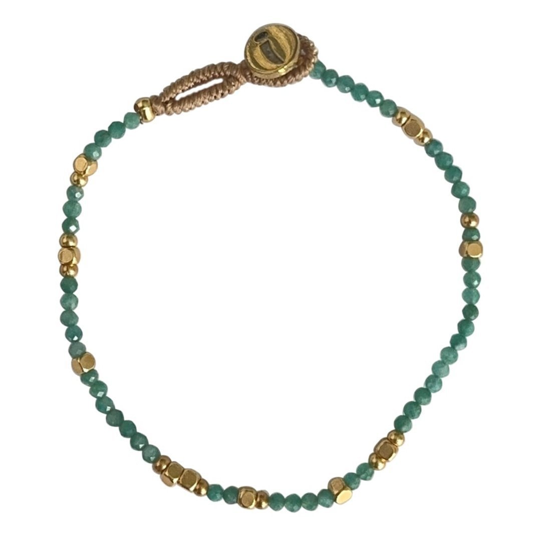 IBU Jewels Lulu Liv armbånd med Green Jade halvædelsten og 14K forgyldte perler.
