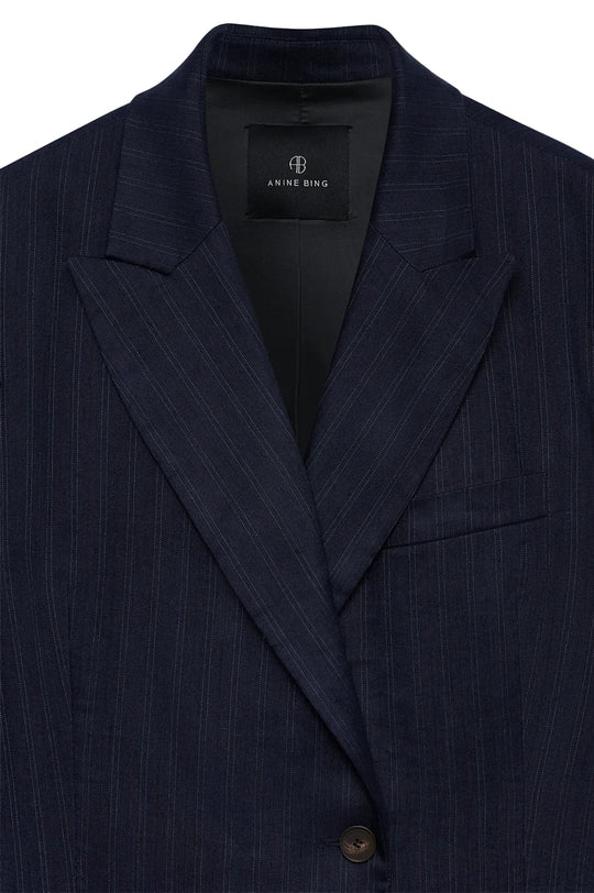 Anine Bing Aretha Blazer i navy pinstripe med klassiske nålestriber.