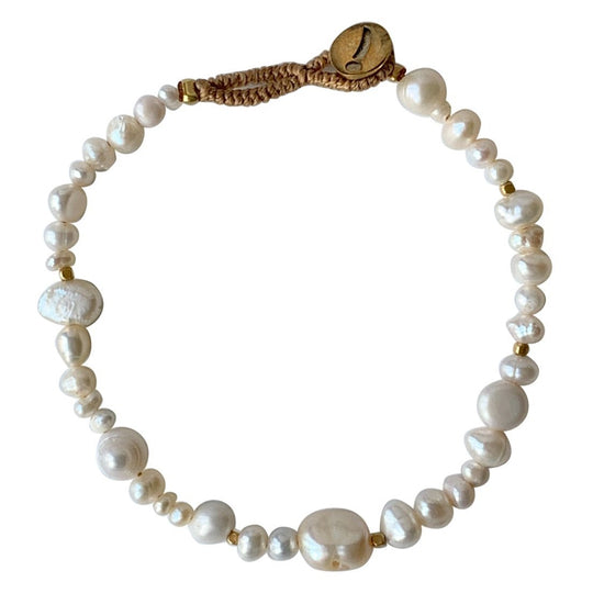 IBU Jewels Danny Armbånd – elegant armbånd med håndlavede ferskvandsperler og 14K guldbelagt lukning. Justerbar pasform.