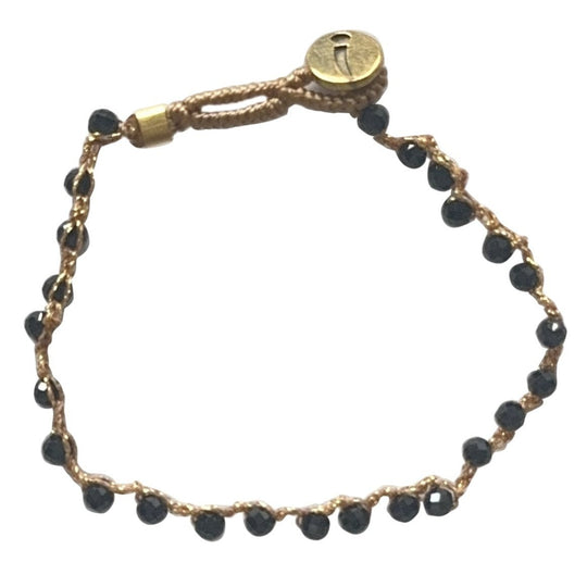 IBU Jewels Lulu Fine armbånd med Onyx halvædelsten og 14K forgyldte perler.
