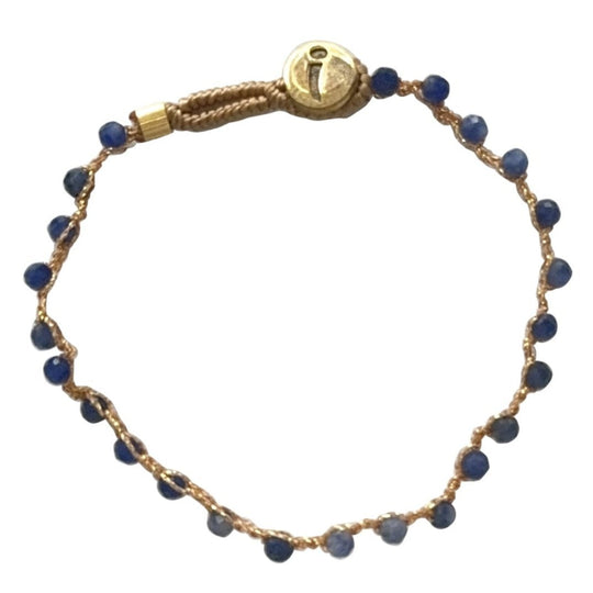 IBU Jewels Lulu Fine armbånd med Blue Sodalite halvædelsten og 14K forgyldte perler.
