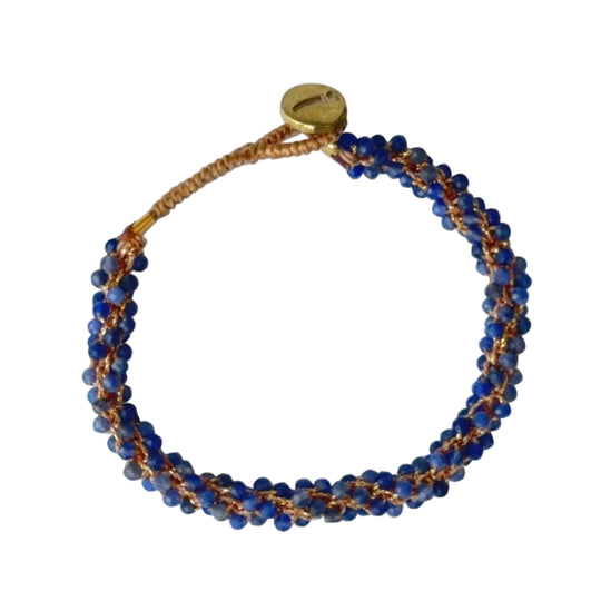 IBU Jewels Jill Jazzy Bracelet i blue sodalite – håndlavet armbånd med blå halvædelsten, elastisk pasform og 14K guldbelagt lukning.
