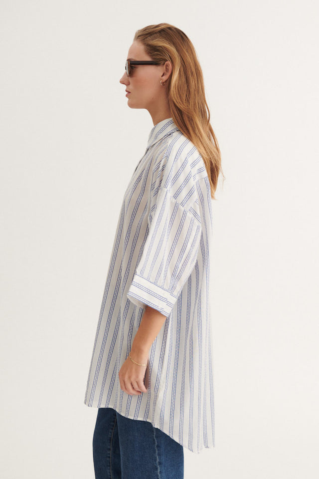 Basic Apparel Ada Shirt i 100 % økologisk bomuld med stribet mønster, oversized fit, 3/4-ærmer og skjortekrave. Bæredygtig og stilfuld skjorte.