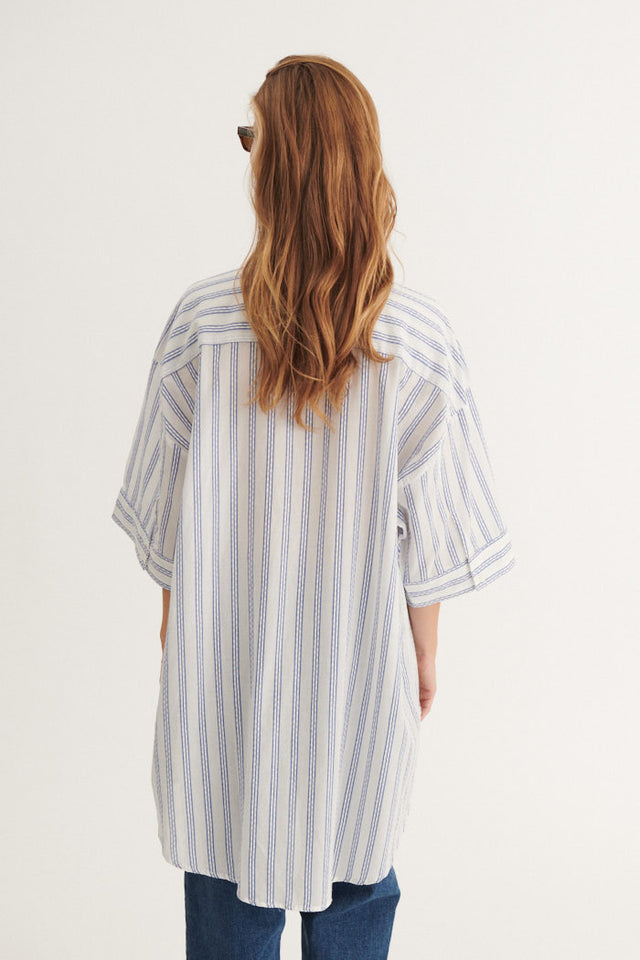 Basic Apparel Ada Shirt i 100 % økologisk bomuld med stribet mønster, oversized fit, 3/4-ærmer og skjortekrave. Bæredygtig og stilfuld skjorte.