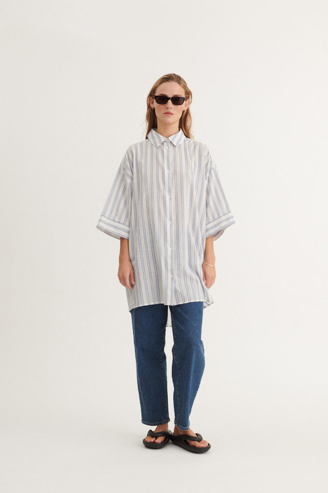 Basic Apparel Ada Shirt i 100 % økologisk bomuld med stribet mønster, oversized fit, 3/4-ærmer og skjortekrave. Bæredygtig og stilfuld skjorte.