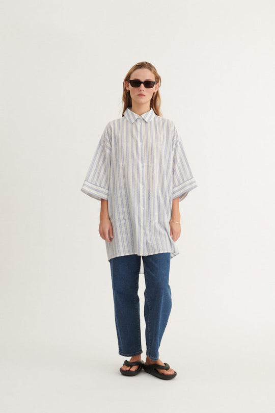 Basic Apparel Ada Shirt i 100 % økologisk bomuld med stribet mønster, oversized fit, 3/4-ærmer og skjortekrave. Bæredygtig og stilfuld skjorte.