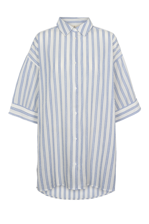 Basic Apparel Ada Shirt i 100 % økologisk bomuld med stribet mønster, oversized fit, 3/4-ærmer og skjortekrave. Bæredygtig og stilfuld skjorte.