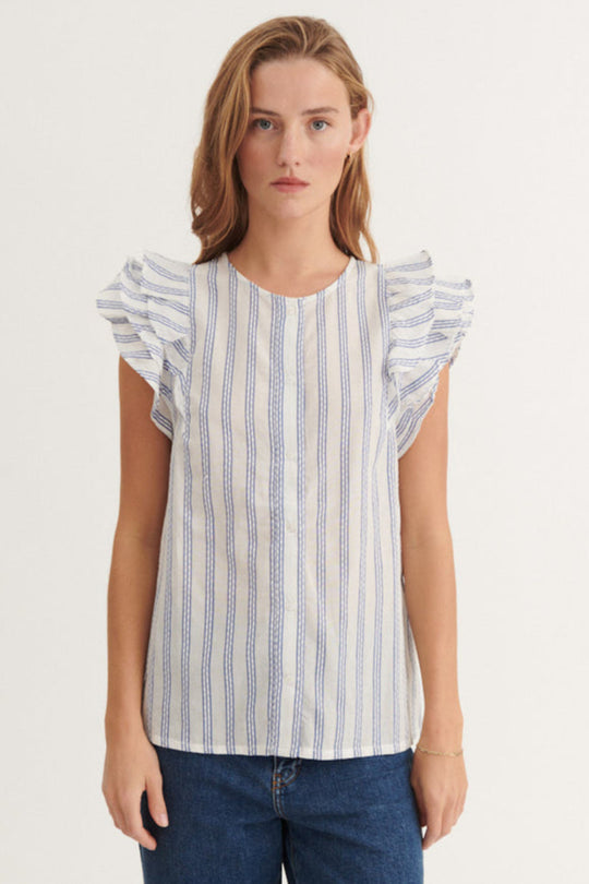 Basic Apparel Ada Shirt – stribet skjorte i True Navy / Whisper White med korte ærmer og knaplukning.

