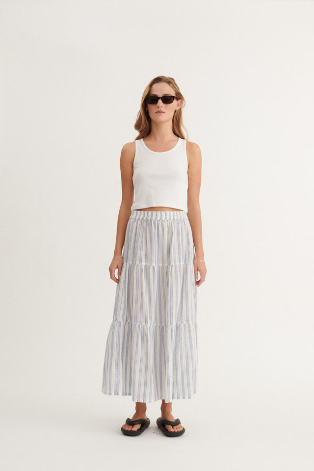 Basic Apparel Ada Skirt i 100 % økologisk bomuld med striber, elastik i taljen, A-snit og læg-længde. Bæredygtig og elegant nederdel. 